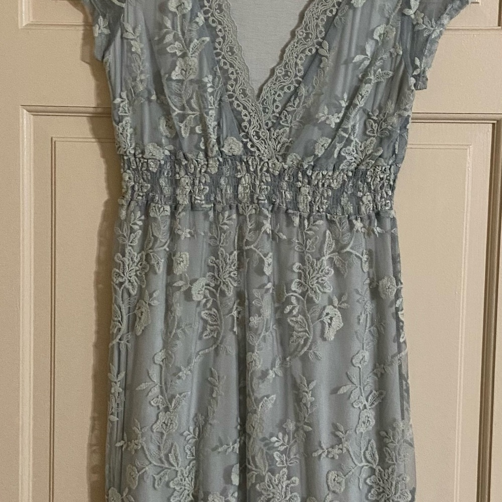 VENUS Lace Midi Dress in Light Gray